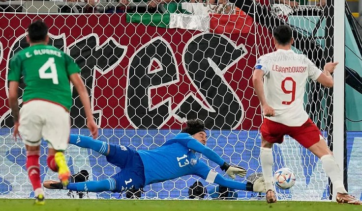 Чм-2022. Очоа отбивает удар Левандовского с пенальти. Фото - AP