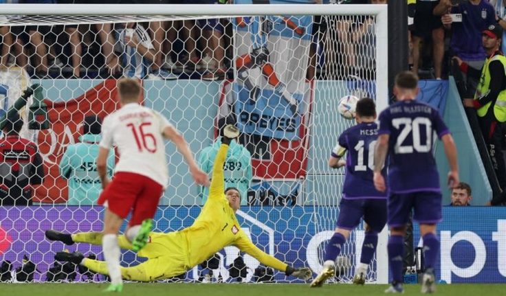 ЧМ-2022. Польша - Аргентина. Лионель Месси не реализует пенальти. Фото Clive Brunskill / Getty Images