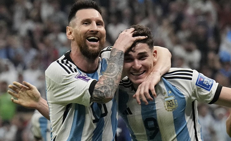 Лионель Месси и Хулиан Альварес