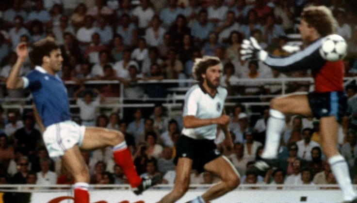 ЧМ-2022. Фол Харальда Шумахера на Патрике Баттистоне