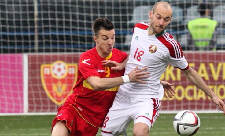 Черногория - Беларуси. С мячом Иван Маевский. Фото БФФ