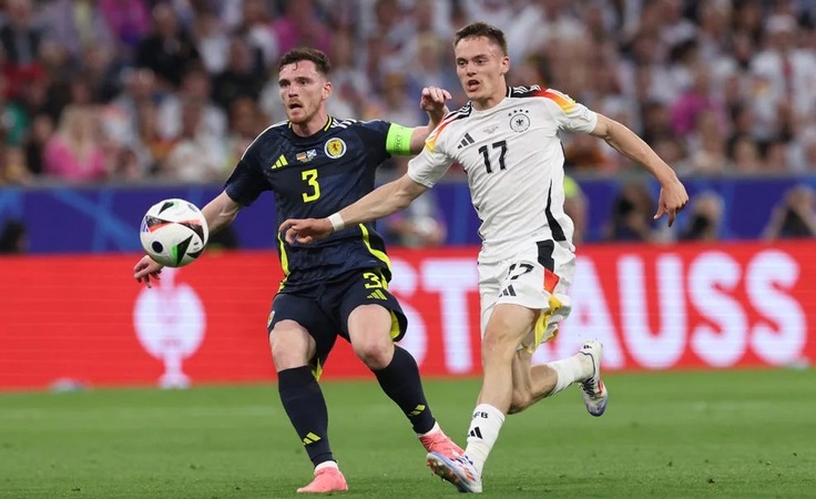 ЕВРО-2024. Германия - Шотландия. Эндрю Робертсон и Флориан Вирц. Фото uefa.com