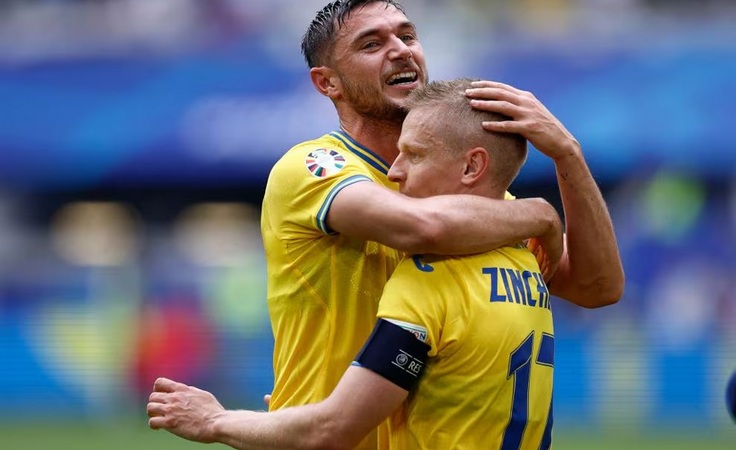 ЕВРО-2024. Словакия - Украина - 1:2. Роман Яремчук и Александр Зинченко. Фото uefa.com