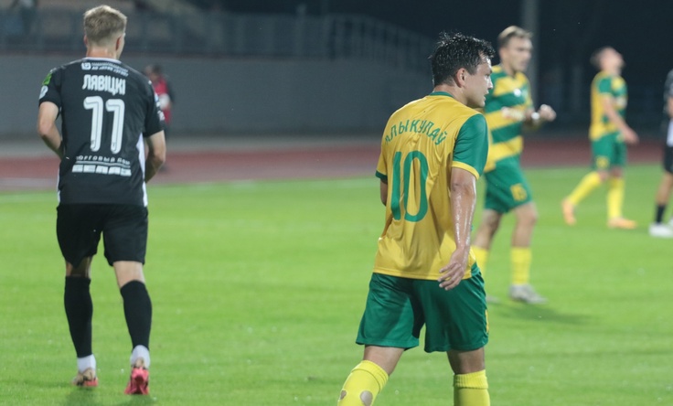 Денис Левицкий и Гулжигит Алыкулов. Фото ФК Неман