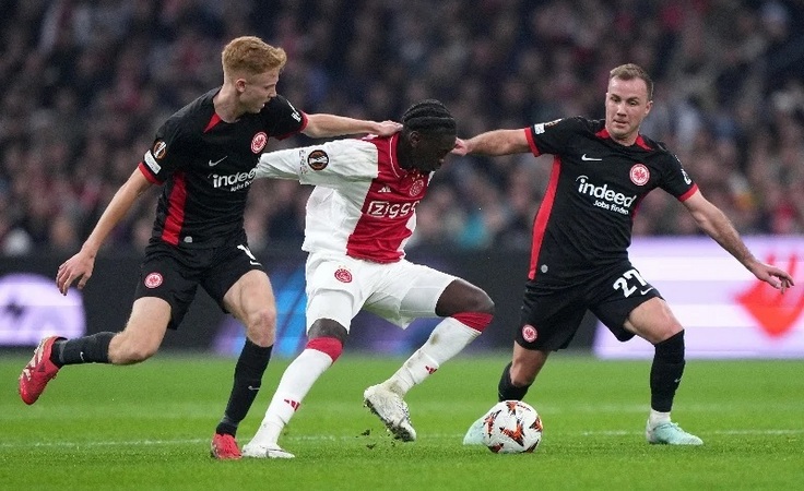 Лига Европы-2024/25. 1/8 финала, первые матчи. Аякс - Айнтрахт - 1:2