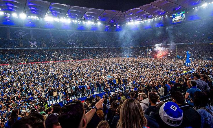 Болельщики "Гамбурга" празднуют возвращение команды в бундеслигу