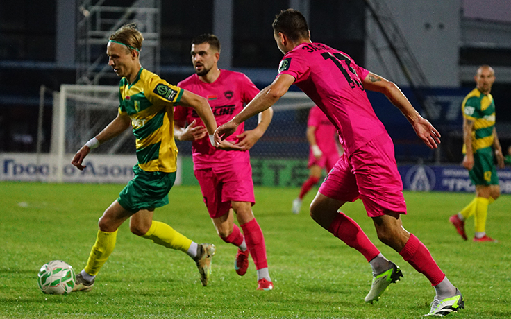 ЧБ-2025. Неман - МЛ. С мячом Юрий Клочков. Фото ФК "Неман"