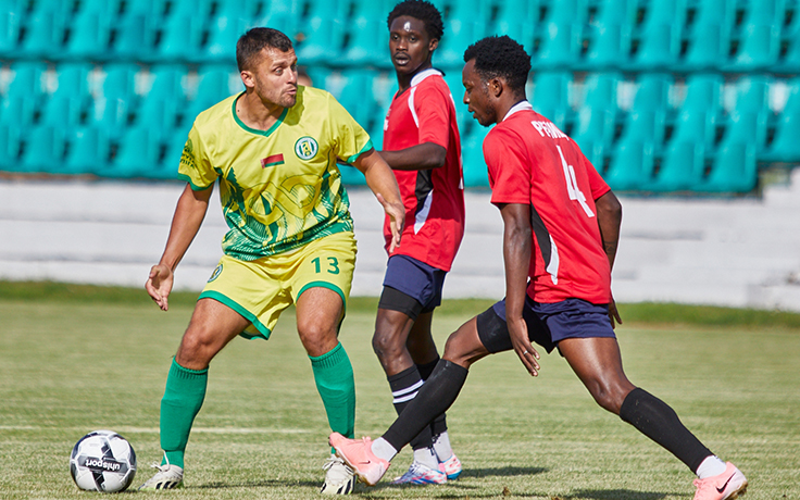 Вторая лига (2025). Днепр (Рогачев) - Речица. С мячом Виктор Лагутин. Фото ФК "Днепр" (Рогачев)