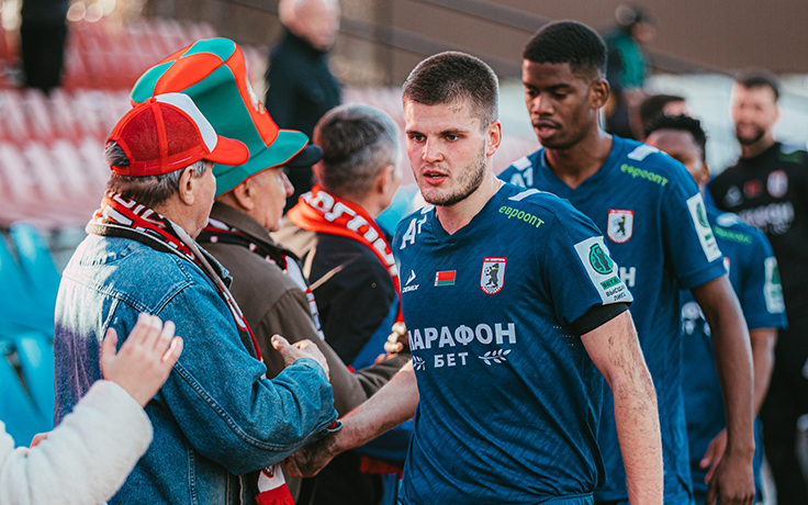 Илья Богданович и Мусса Диалло. Фото ФК "Сморгонь"