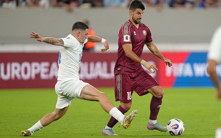 Отбор ЧМ-2026. Греция - Беларусь. С мячом Валерий Громыко. Фото БФФ