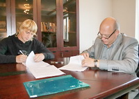 Сергей Корниленко подписывает контракт с ФК "Томь" (Россия). Фото - football.tomsk.ru