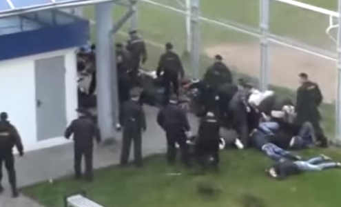 Избиение фанатов барановичским ОМОНом