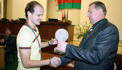 Приз получает Дмитрий Денисюк. Фото Евгения Орехво.