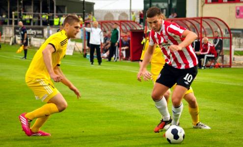 ЛЕ-2014/15. Дерри Сити - Шахтер. Игорь Кузьменок встречает соперника. Фото - derrycityfc.net