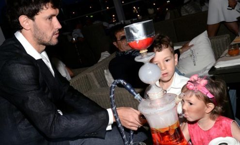 Юрий Жирков научил своих малолетних детей курить кальян. Фото paparazzi.ru