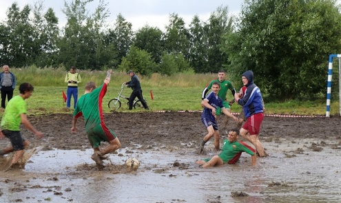 Ошмяны. Болотный футбол 2020. Фото - Ашмянскi Веснiк