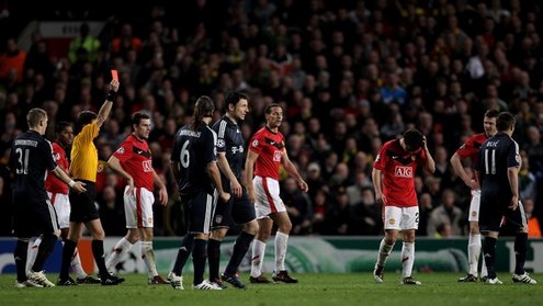 ЛЧ-2009/2010. МЮ - Бавария - 3:2. Удаление Рафаэля. Фото GETTY IMAGES