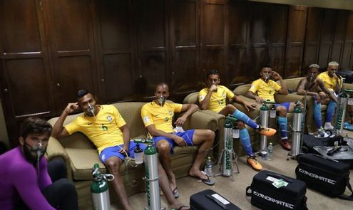 Игроки сборной Бразилии с кислородными баллонами в Ла-Пасе. Фото Skysports.com